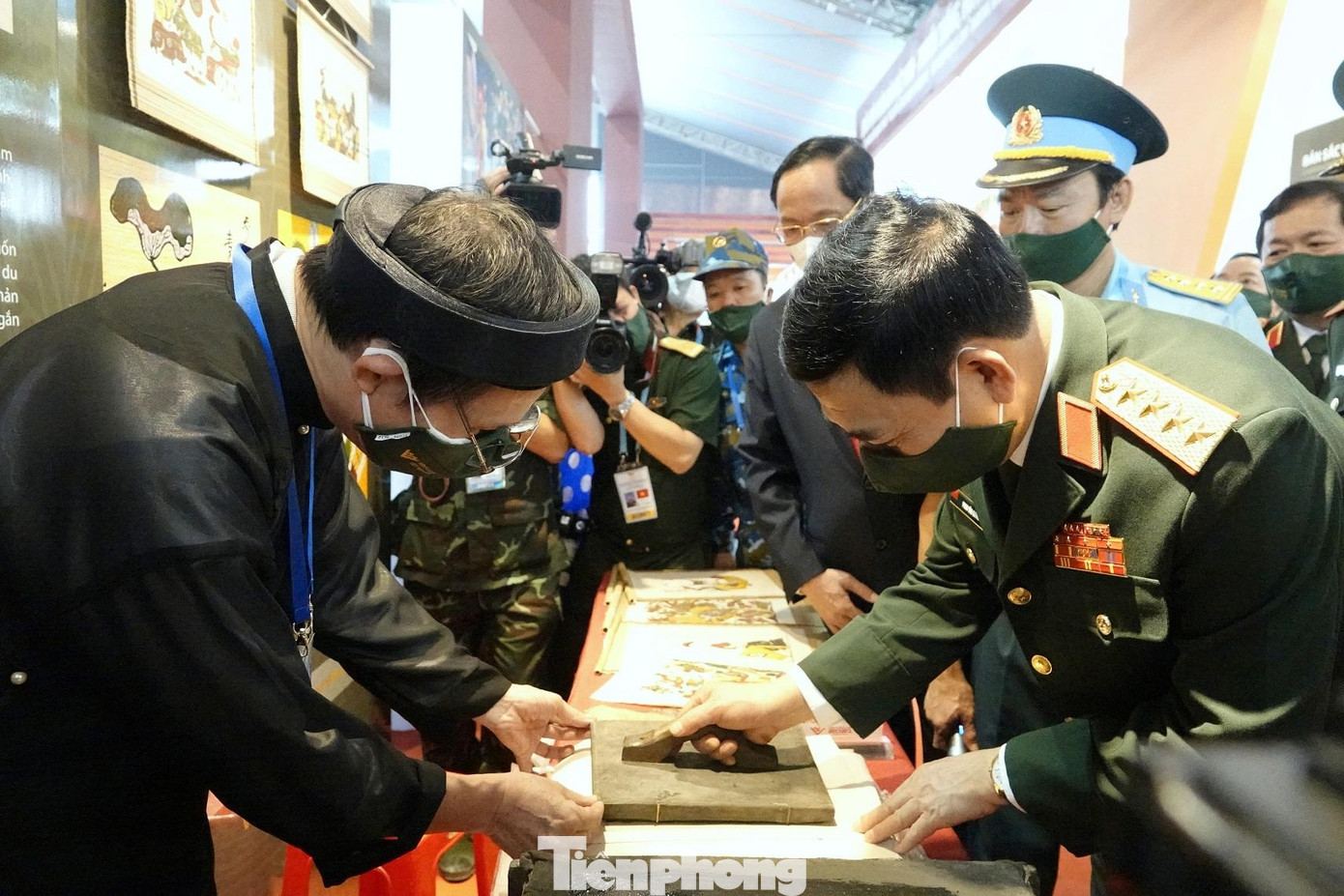 Sau khi được nghệ nhân tranh dân gian Đông Hồ giới thiệu quy cách, Bộ trưởng Bộ Quốc phòng đã trực tiếp làm thử. Ảnh: Nguyễn Minh