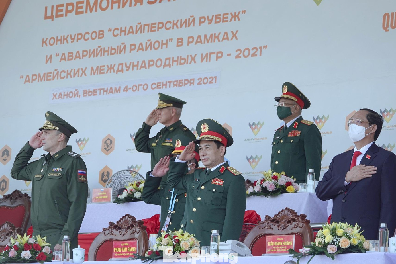 Phó Chủ tịch Quốc hội Trần Quang Phương, Đại tướng Phan Văn Giang và Thứ trưởng Quốc phòng Liên bang Nga Krivoruchko Aleksei Iurievich (hàng đầu, từ phải qua trái) tại lễ bế mạc hai cuộc thi Army Games 2021 do Bộ Quốc phòng Việt Nam đăng cai, sáng 4/9. Ảnh: Nguyễn Minh