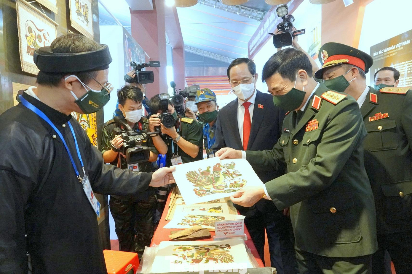 Bức tranh Đông Hồ mang dấu ấn của người đứng đầu Bộ Quốc phòng tại khu vực Không gian văn hóa, sáng 4/9. Ảnh: Nguyễn Minh