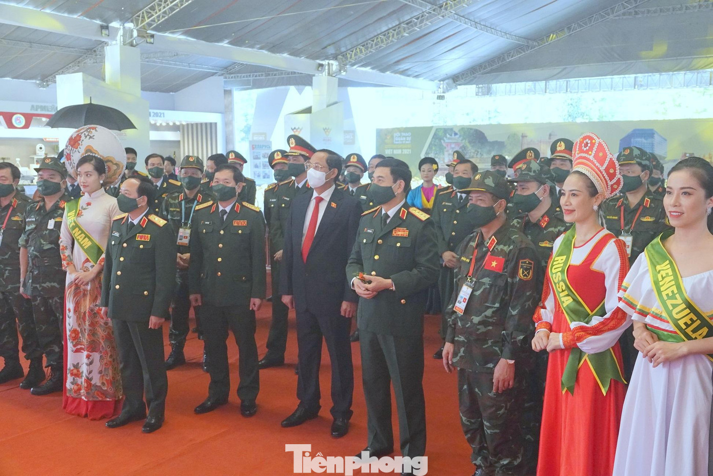 Đại tướng Phan Văn Giang cùng Phó Chủ tịch Quốc hội Trần Quang Phương và các đại biểu xem một tiết mục nghệ thuật tại Không gian văn hóa. Ảnh: Nguyễn Minh