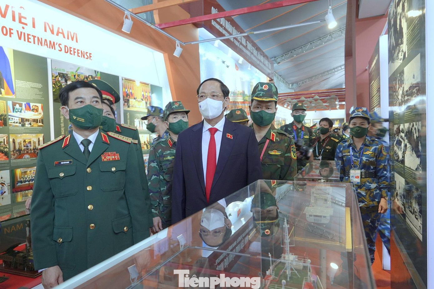 Đại tướng Phan Văn Giang và Phó Chủ tịch Quốc hội Trần Quang Phương tham quan khu vực Không gian văn hóa. Ảnh: Nguyễn Minh