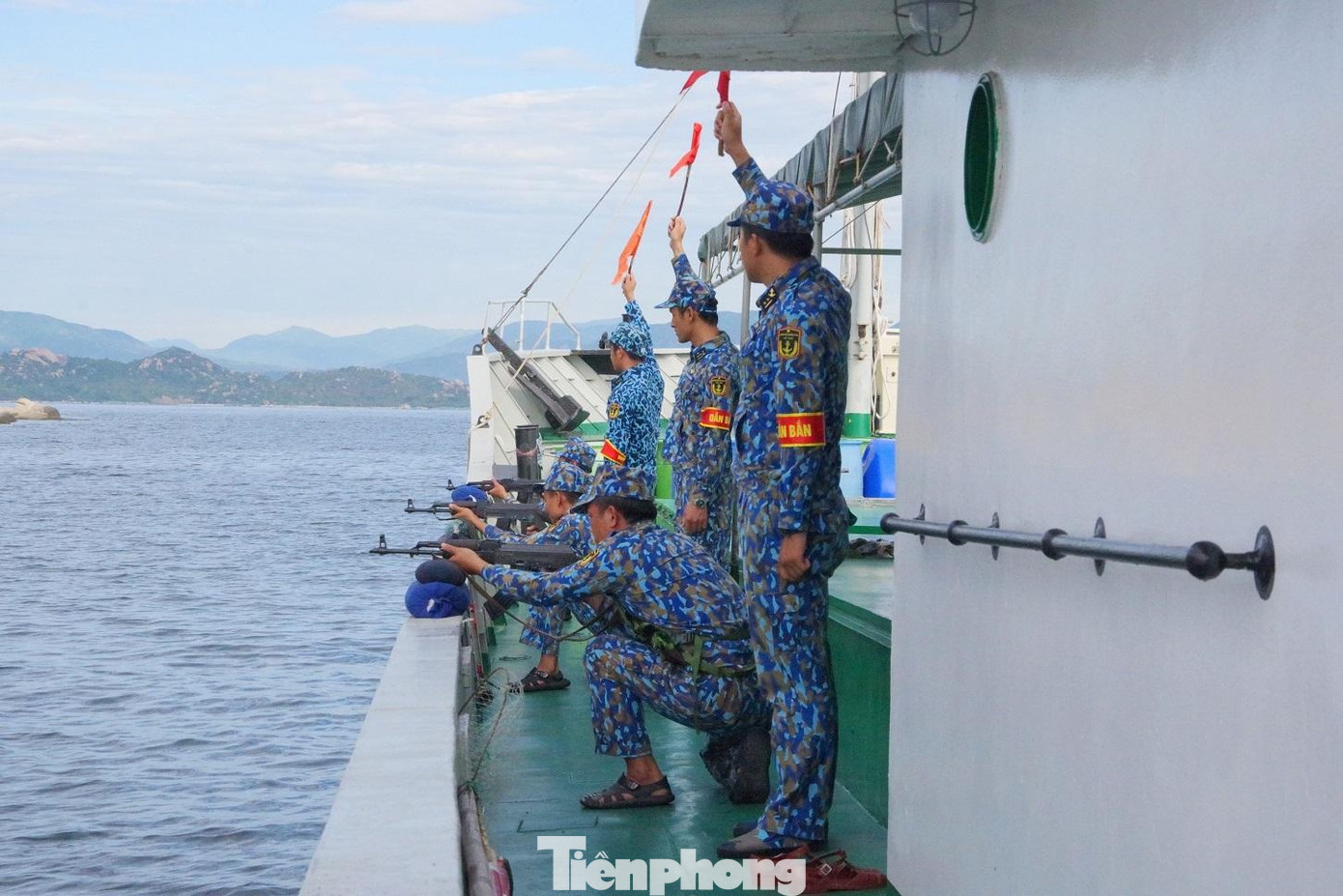 Cán bộ, chiến sĩ Trung đoàn 196 huấn luyện bắn đạn thật trên biển Cán bộ, chiến sĩ Trung đoàn 196 huấn luyện bắn đạn thật trên biển