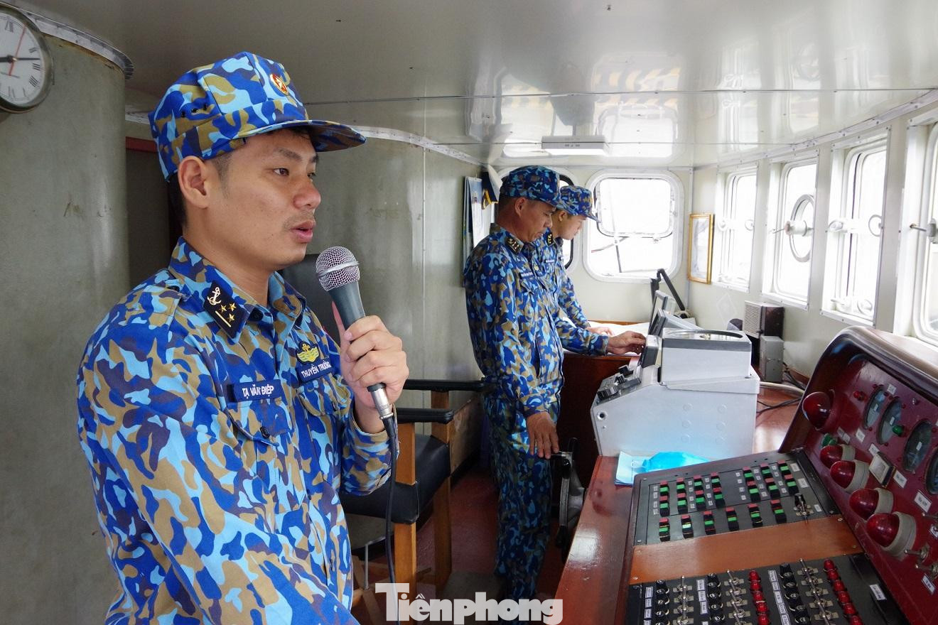 Truyền đạt mệnh lệnh điều động tàu rời căn cứ đi làm nhiệm vụ bảo vệ chủ quyền Truyền đạt mệnh lệnh điều động tàu rời căn cứ đi làm nhiệm vụ bảo vệ chủ quyền