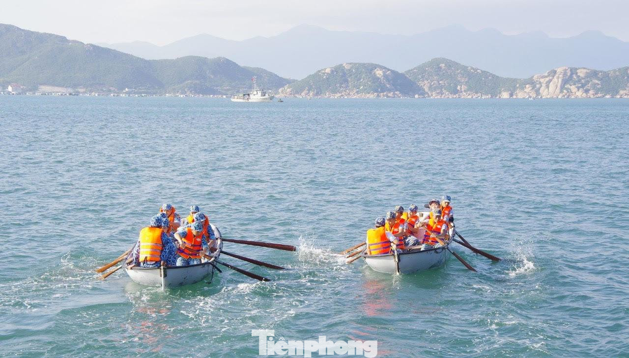 Thủy thủ Trung đoàn 196 huấn luyện chèo xuống trên biển trong một tình huống luyện tập Thủy thủ Trung đoàn 196 huấn luyện chèo xuống trên biển trong một tình huống luyện tập