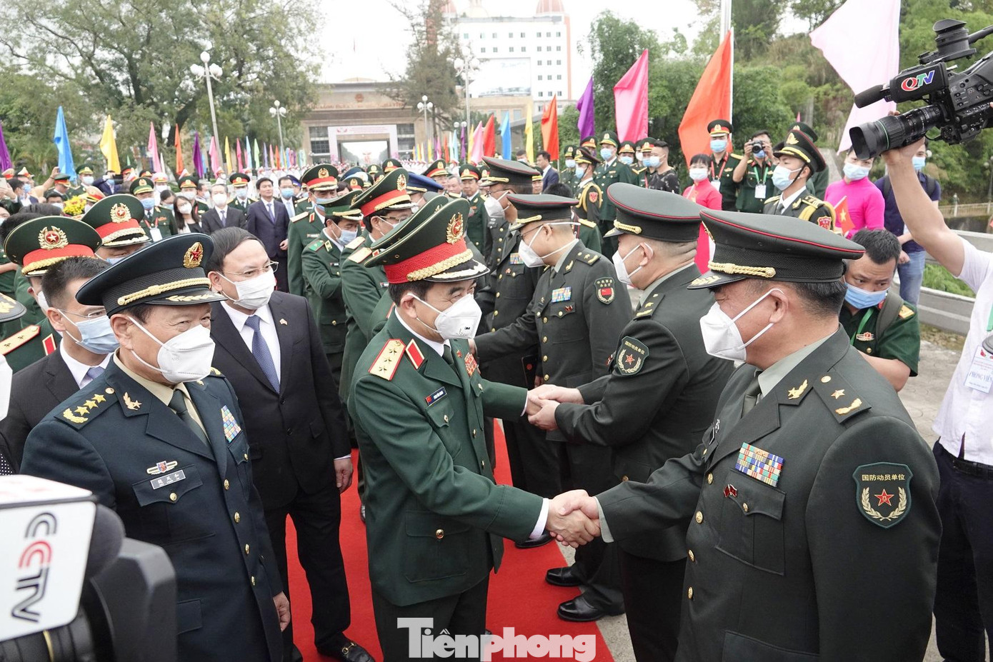 Các tướng lĩnh Trung Quốc chào đón Bộ trưởng Quốc phòng Việt Nam sang dự giao lưu. Ảnh: Nguyễn Minh Các tướng lĩnh Trung Quốc chào đón Bộ trưởng Quốc phòng Việt Nam sang dự giao lưu. Ảnh: Nguyễn Minh
