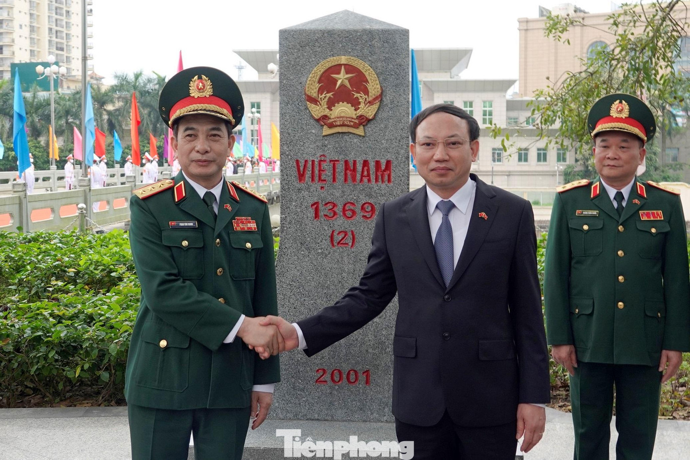 Thượng tướng Phan Văn Giang và Bí thư Tỉnh ủy Quảng Ninh Nguyễn Xuân Ký tại cột mốc chủ quyền, trước giờ sang Trung Quốc giao lưu, hội đàm. Ảnh: Nguyễn Minh Thượng tướng Phan Văn Giang và Bí thư Tỉnh ủy Quảng Ninh Nguyễn Xuân Ký tại cột mốc chủ quyền, trước giờ sang Trung Quốc giao lưu, hội đàm. Ảnh: Nguyễn Minh