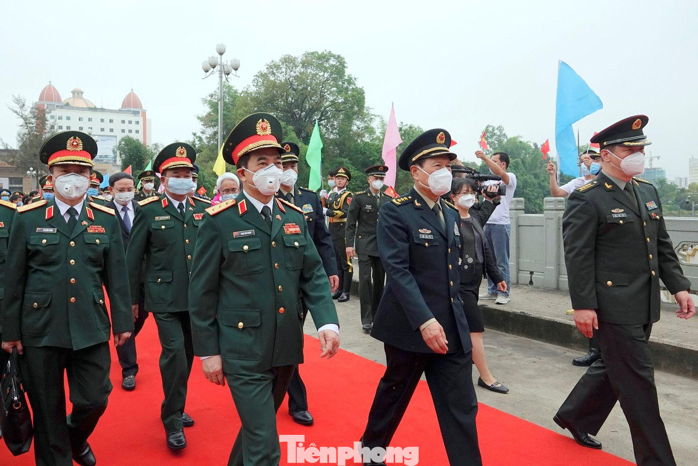 Bộ trưởng Quốc phòng hai nước và các đại biểu sang Trung Quốc tham gia các hoạt động giao lưu, sáng 24/4. Ảnh: Nguyễn Minh Bộ trưởng Quốc phòng hai nước và các đại biểu sang Trung Quốc tham gia các hoạt động giao lưu, sáng 24/4. Ảnh: Nguyễn Minh