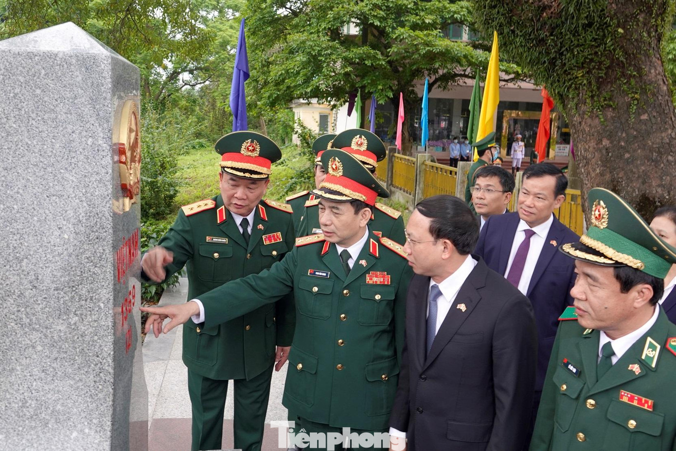 Lãnh đạo Bộ Quốc phòng, tỉnh Quảng Ninh, Bộ Tư lệnh Bộ đội Biên phòng kiểm tra cột mốc chủ quyền trên biên giới Việt - Trung, sáng 24/4. Ảnh: Nguyễn Minh Lãnh đạo Bộ Quốc phòng, tỉnh Quảng Ninh, Bộ Tư lệnh Bộ đội Biên phòng kiểm tra cột mốc chủ quyền trên biên giới Việt - Trung, sáng 24/4. Ảnh: Nguyễn Minh