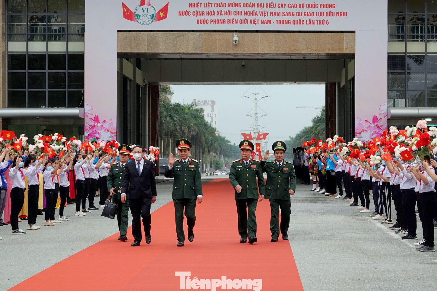 Bộ trưởng Quốc phòng Phan Văn Giang (giữa) cùng các đại biểu cấp cao tại cửa khẩu quốc tế Móng Cái. Ảnh: Nguyễn Minh Bộ trưởng Quốc phòng Phan Văn Giang (giữa) cùng các đại biểu cấp cao tại cửa khẩu quốc tế Móng Cái. Ảnh: Nguyễn Minh