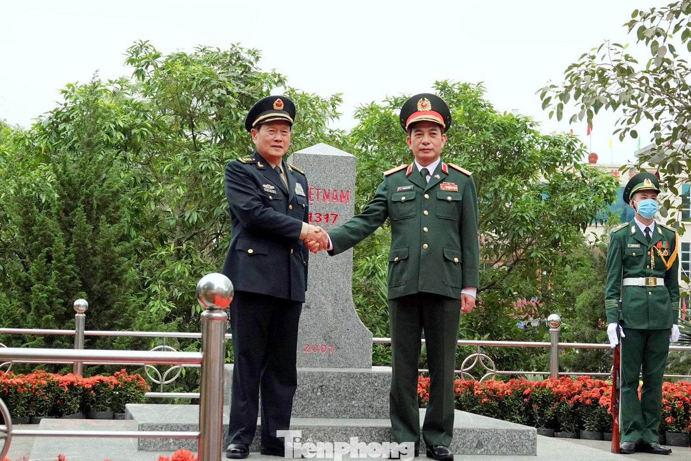 Hai Bộ trưởng tại cột mốc 1317 ở cửa khẩu Hoành Mô (Việt Nam). Ảnh: Nguyễn Minh