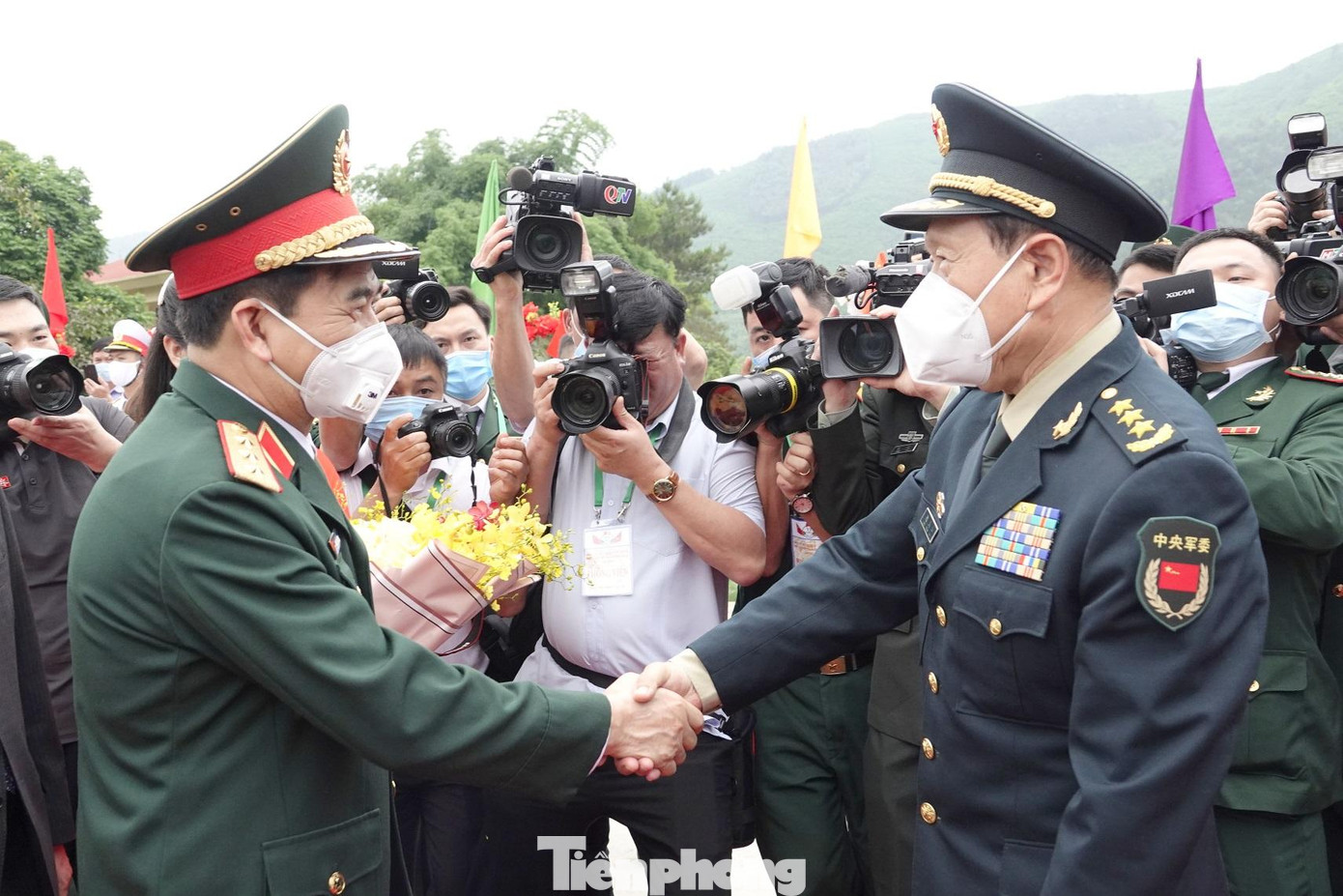 Bộ trưởng Quốc phòng Phan Văn Giang đón Bộ trưởng Quốc phòng Trung Quốc Ngụy Phượng Hòa sang Việt Nam tham dự giao lưu, chiều 24/4. Ảnh: Nguyễn Minh