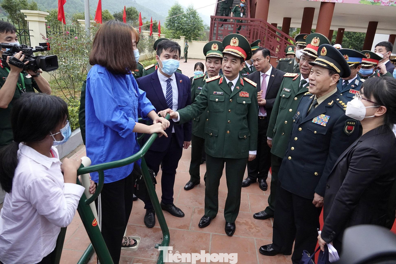 Hai Bộ trưởng trò chuyện với các thiếu niên Việt Nam trong khuôn viên Nhà văn hóa hữu nghị Việt Nam - Trung Quốc ở xã Đồng Văn. Ảnh: Nguyễn Minh