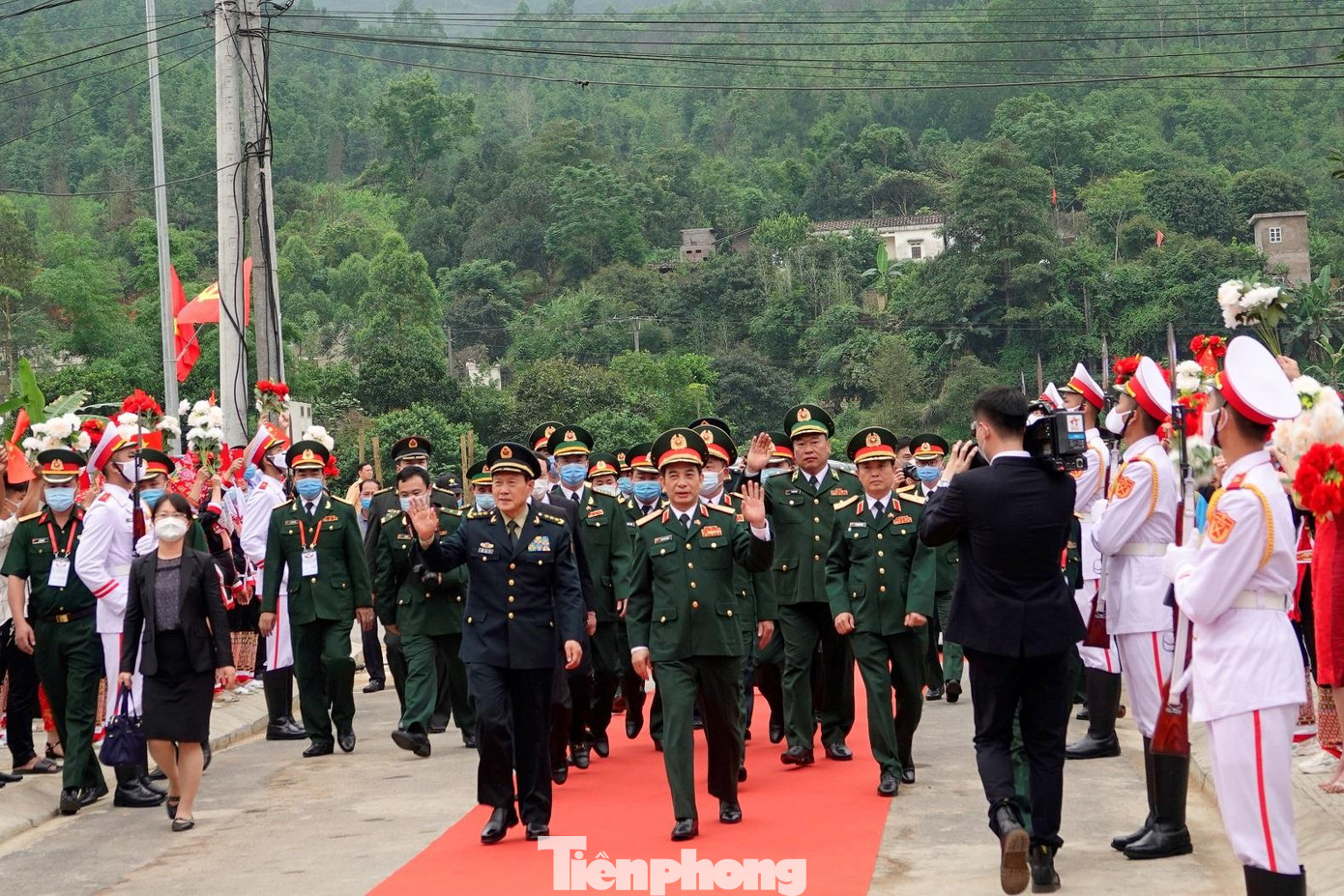 Hai bộ trưởng cùng các đại biểu tới dự lễ và cắt băng khánh thành Nhà văn hóa hữu nghị. Ảnh: Nguyễn Minh