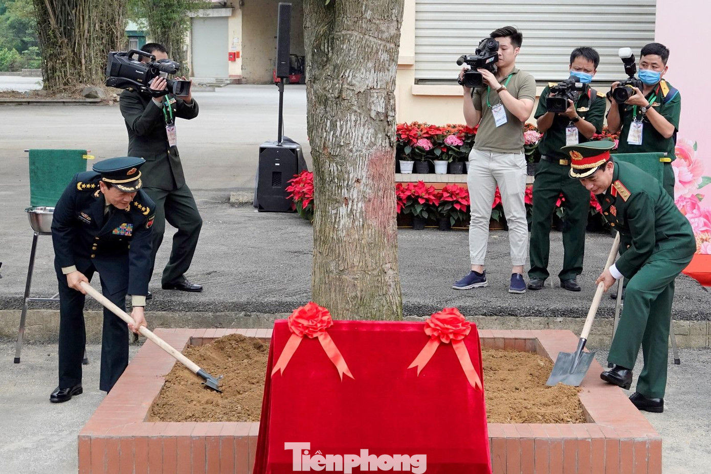 Hai Bộ trưởng trồng cây hữu nghị. Ảnh: Nguyễn Minh