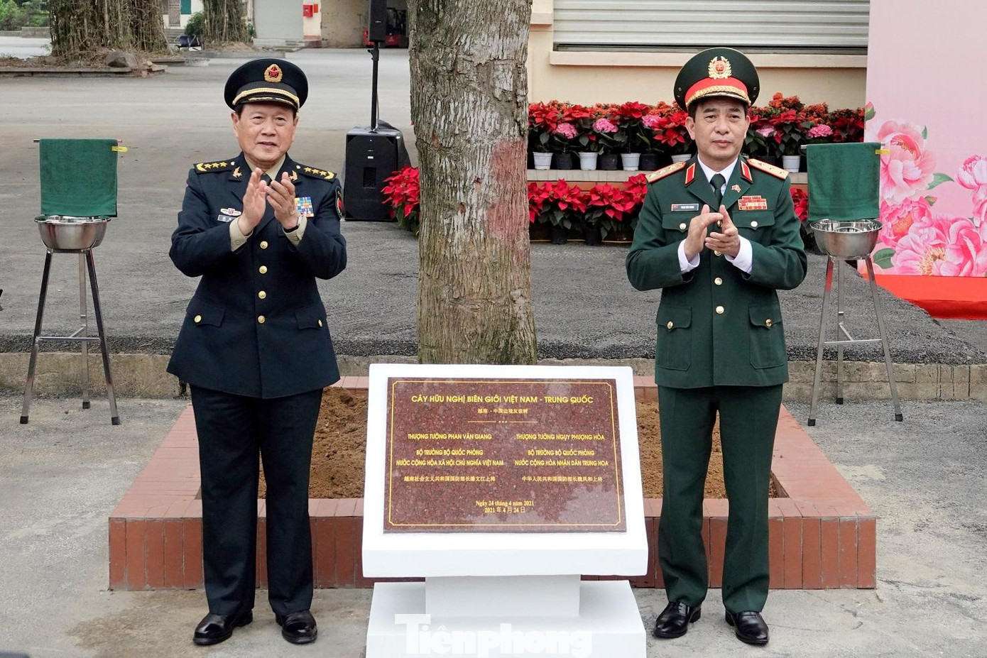 Bộ trưởng Quốc phòng Việt Nam và Trung Quốc tại khu vực trồng cây hữu nghị ở cửa khẩu Hoành Mô (Việt Nam), chiều 24/4. Ảnh: Nguyễn Minh