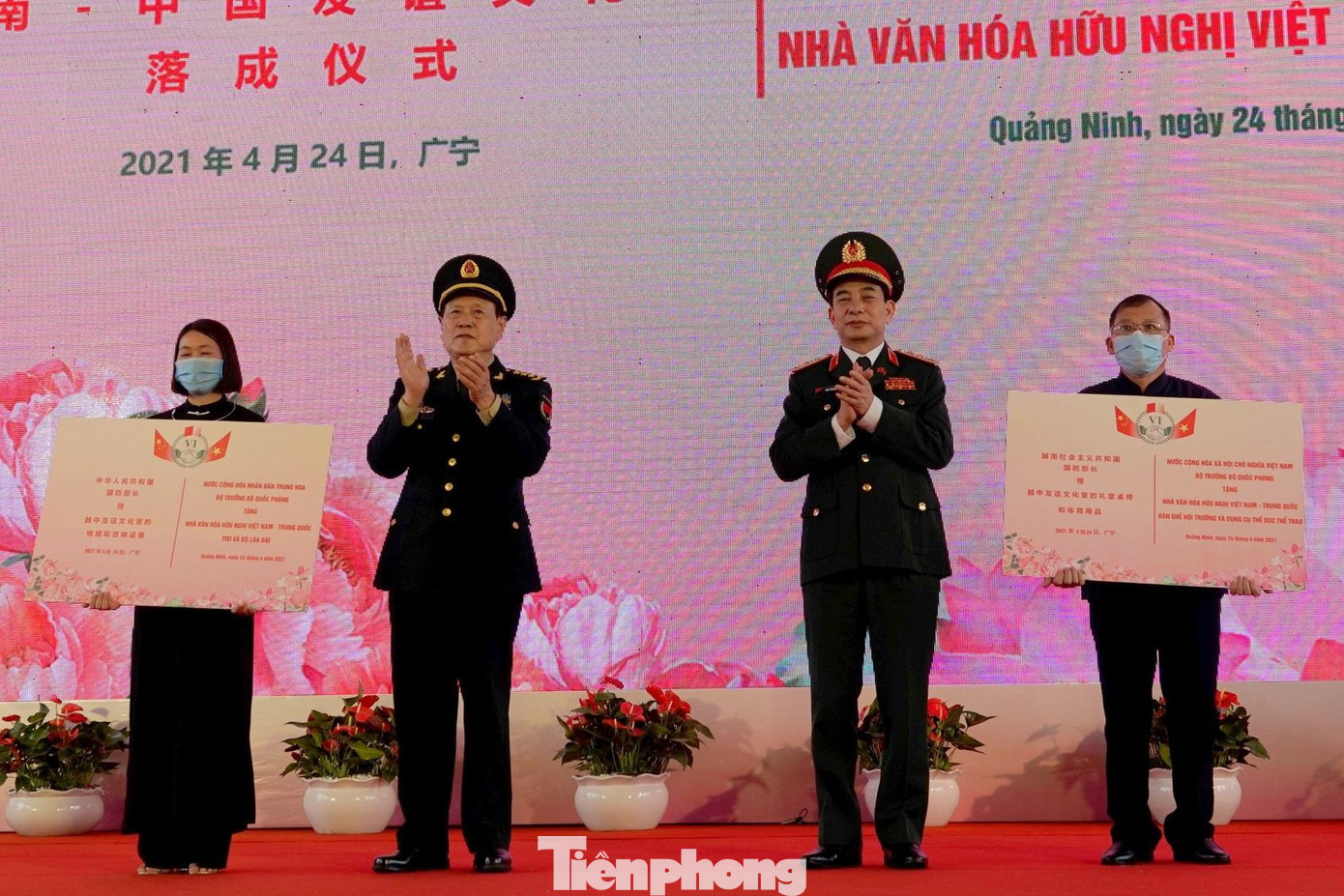 Bộ trưởng Phan Văn Giang và Bộ trưởng Ngụy Phượng Hòa tặng quà cho xã Đồng Văn (huyện Bình Liêu, tỉnh Quảng Ninh, Việt Nam) và trấn Động Trung (khu Phòng Thành, tỉnh Quảng Tây, Trung Quốc). Ảnh: Nguyễn Minh