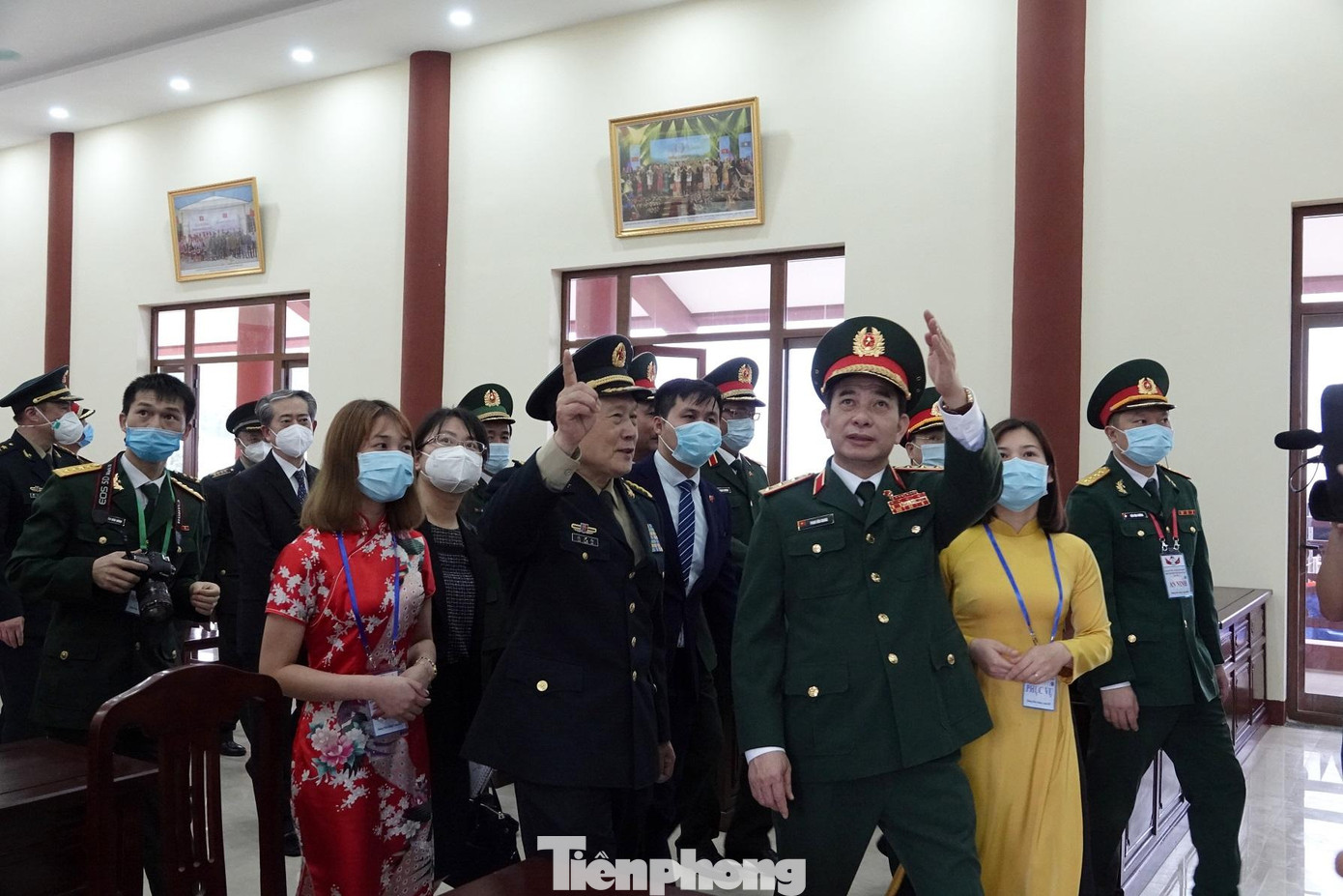 Bộ trưởng Phan Văn Giang và Bộ trưởng Ngụy Phượng Hòa đã tham quan Nhà văn hóa hữu nghị Việt Nam - Trung Quốc. Ảnh: Nguyễn Minh