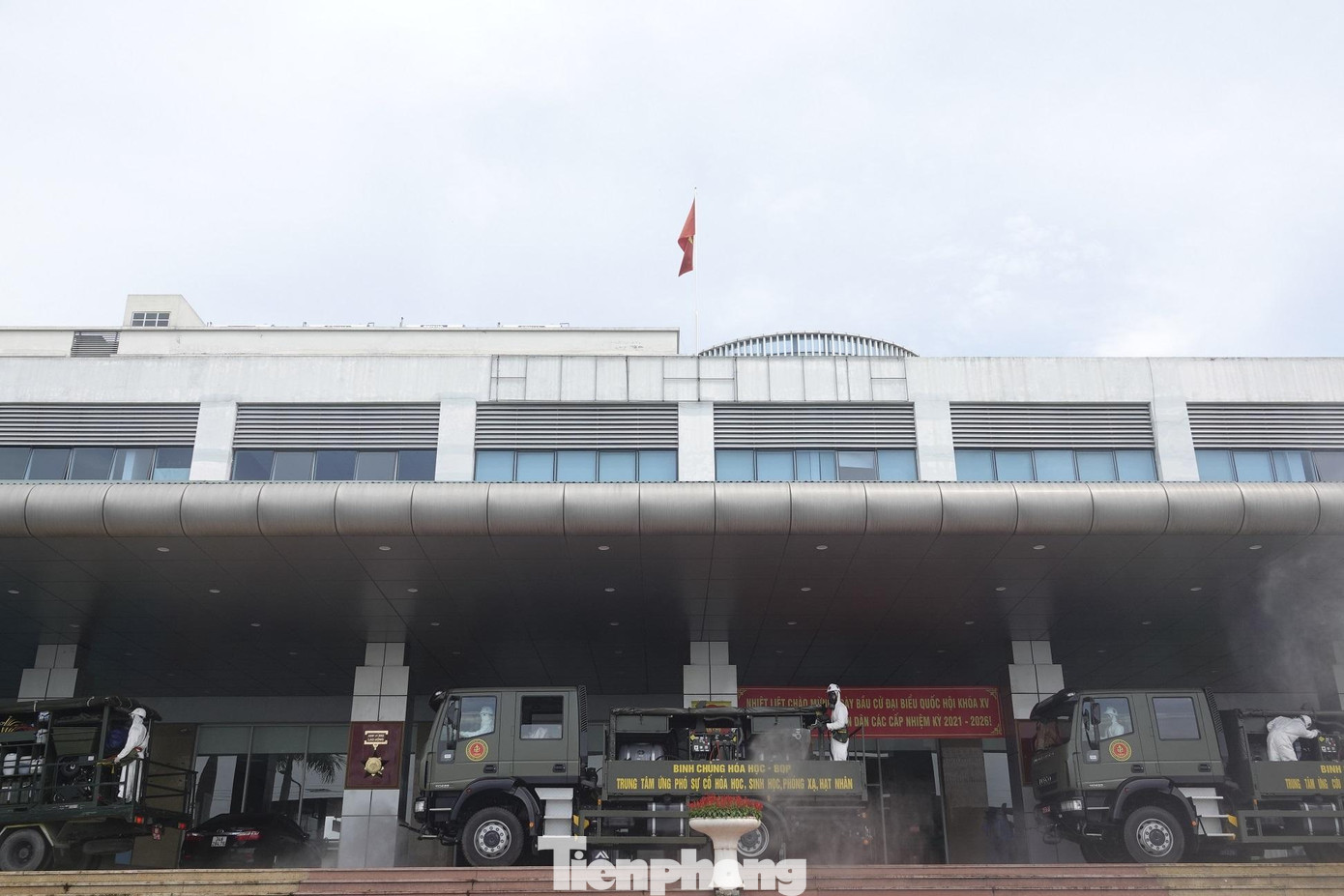 Các xe đặc chủng nối đuôi nhau phun dung dịch khử khuẩn một cách kỹ lưỡng