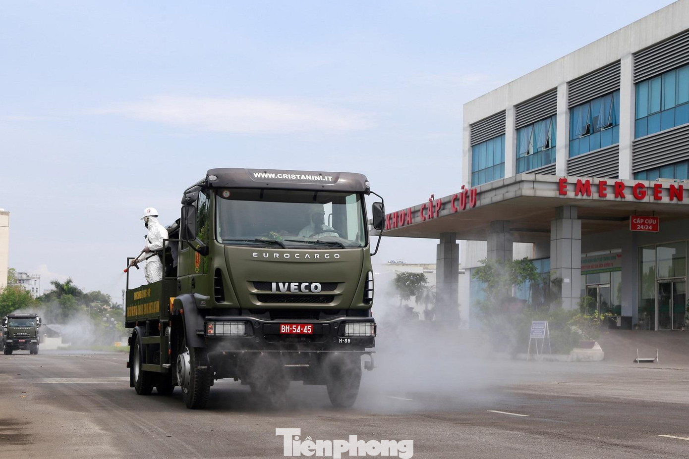 Phun khử trùng trước sảnh Khoa cấp cứu