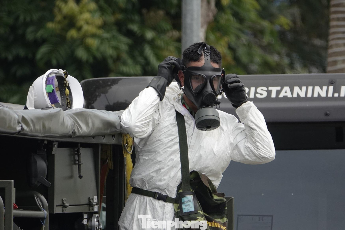 Đeo mặt nạ phòng hóa