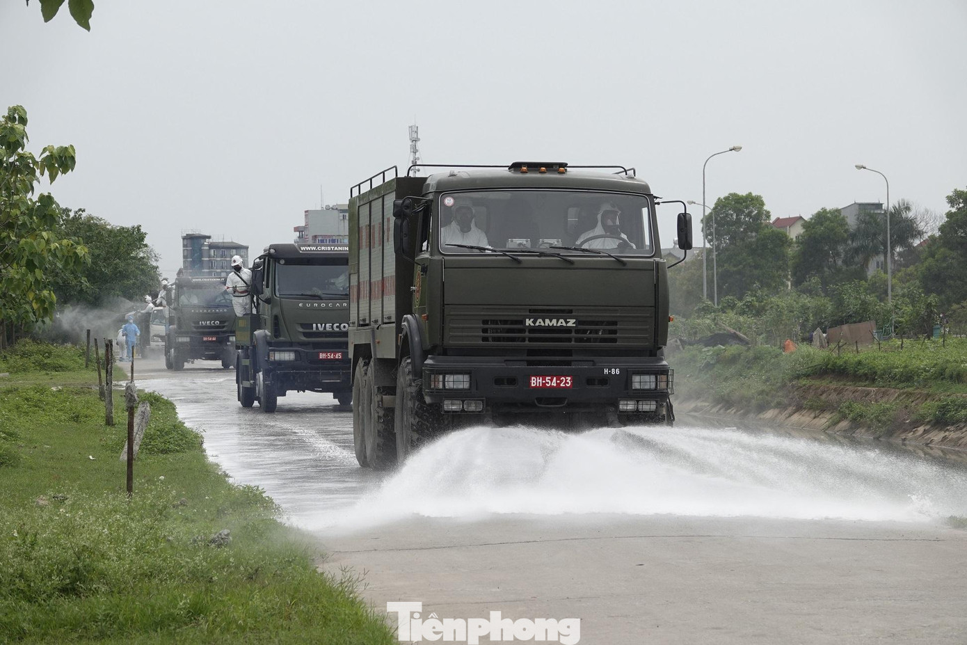 Đoàn xe đặc chủng bắt đầu tiến vào bệnh viện