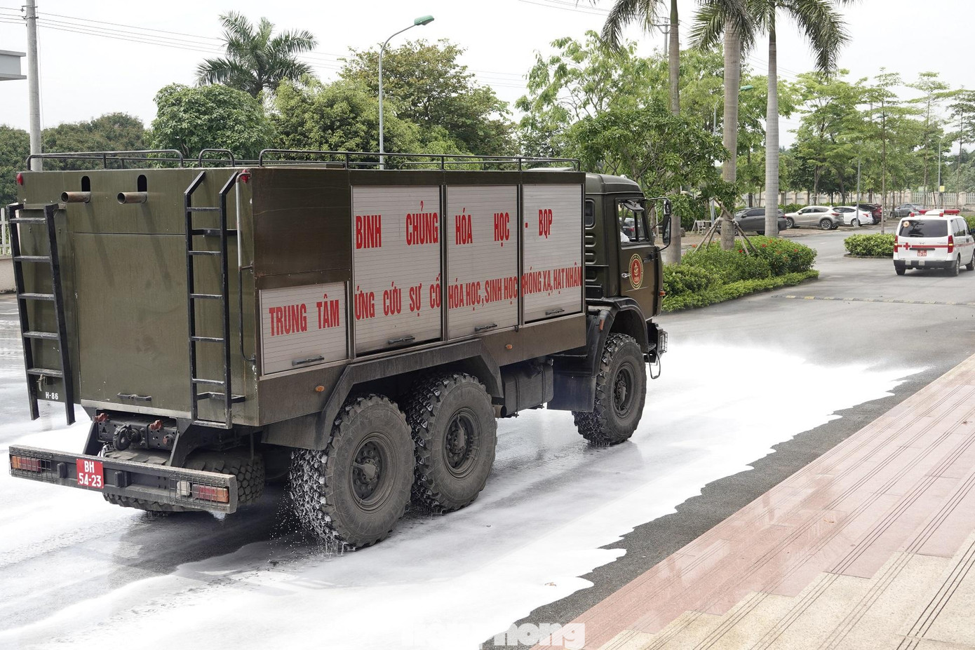 Lượng hóa chất đậm đặc được phun trên mặt đường nội bộ của bệnh viện