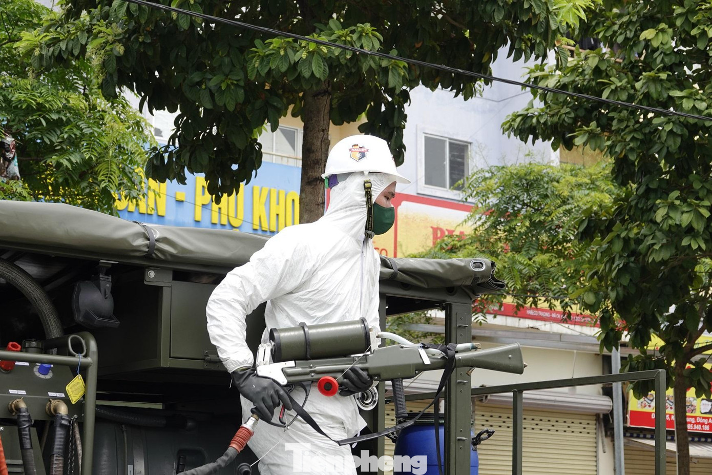 Kiểm tra súng phun hóa chất trước giờ thực hiện nhiệm vụ