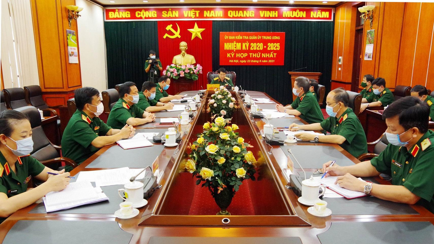 Các thành viên Ủy ban Kiểm tra Quân ủy Trung ương tham dự kỳ họp