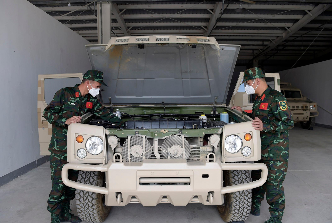 Kỹ thuật viên và lái xe Đội tuyển Hóa học QĐND Việt Nam kiểm tra xe trính sát NBC