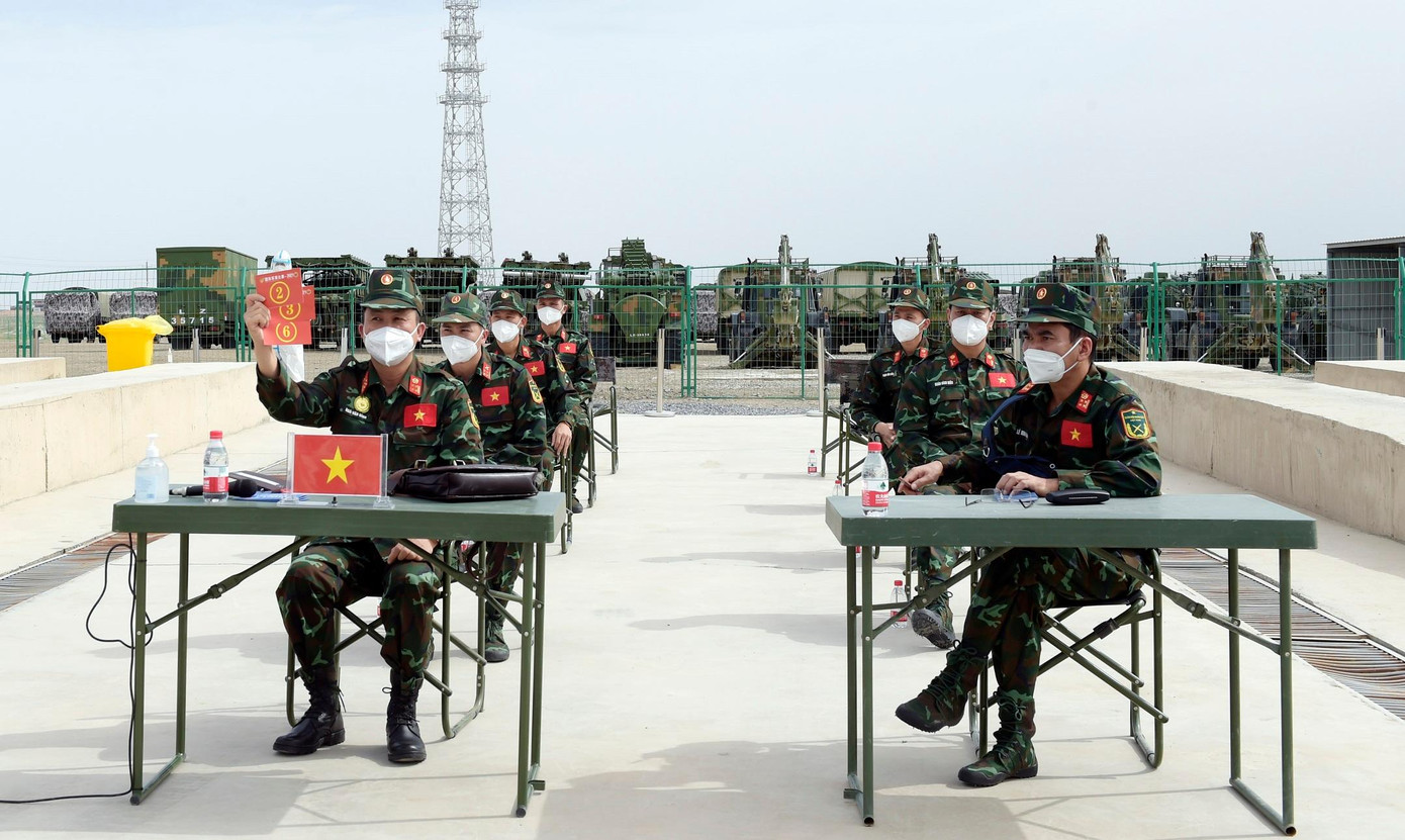 Đội tuyển Hóa học QĐND Việt Nam thông báo kết quả bốc thăm với Ban tổ chức. Ảnh: QĐND