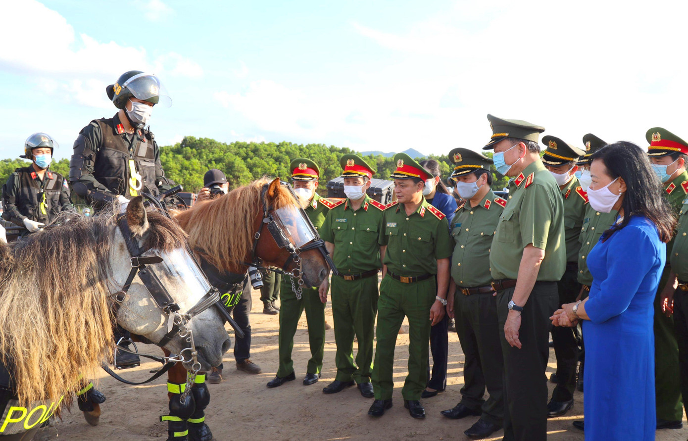Đại tướng Tô Lâm và đoàn công tác kiểm tra công tác huấn luyện tại Đoàn CSCĐ Kỵ binh