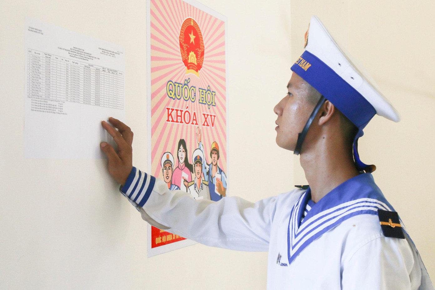 Chiến sĩ đảo Đá Thị tìm hiểu thông tin đại biểu trước khi bỏ phiếu. Ảnh: CTV Chiến sĩ đảo Đá Thị tìm hiểu thông tin đại biểu trước khi bỏ phiếu. Ảnh: CTV