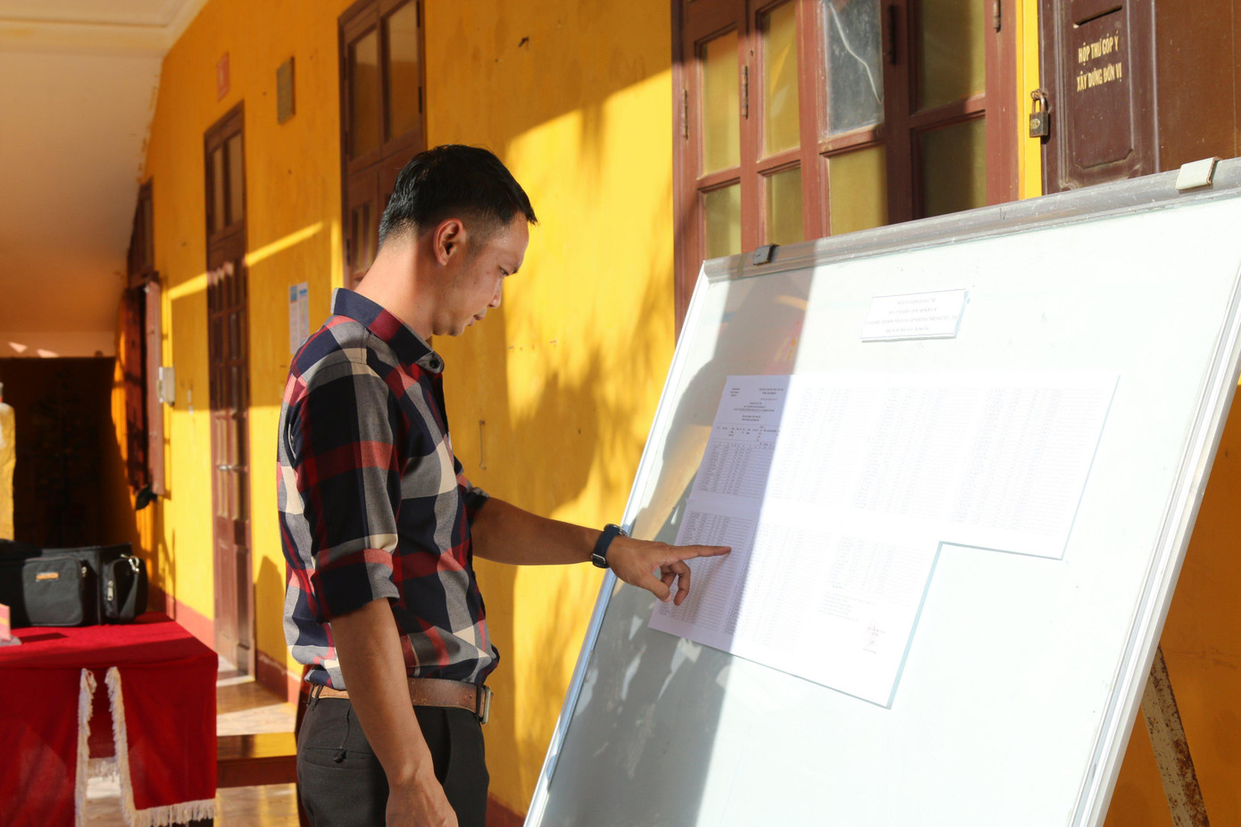 Người dân tìm hiểu thông tin bầu cử trên đảo Sinh Tồn. Ảnh: CTV Người dân tìm hiểu thông tin bầu cử trên đảo Sinh Tồn. Ảnh: CTV