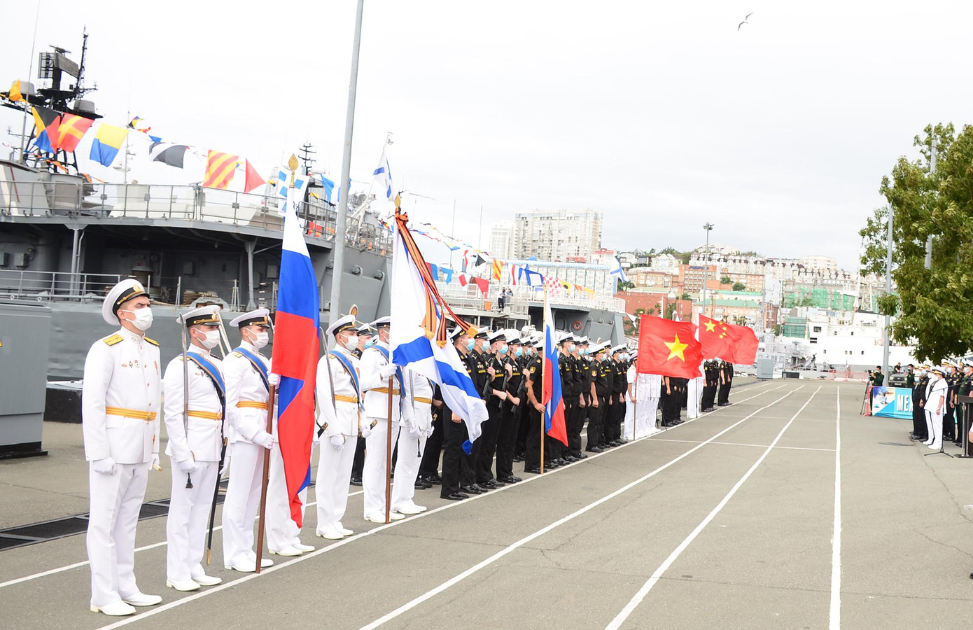 Đại diện tuyển thủ 3 quốc gia gồm chủ nhà Liên bang Nga, Việt Nam và Trung Quốc tham dự lễ khai mạc Đại diện tuyển thủ 3 quốc gia gồm chủ nhà Liên bang Nga, Việt Nam và Trung Quốc tham dự lễ khai mạc