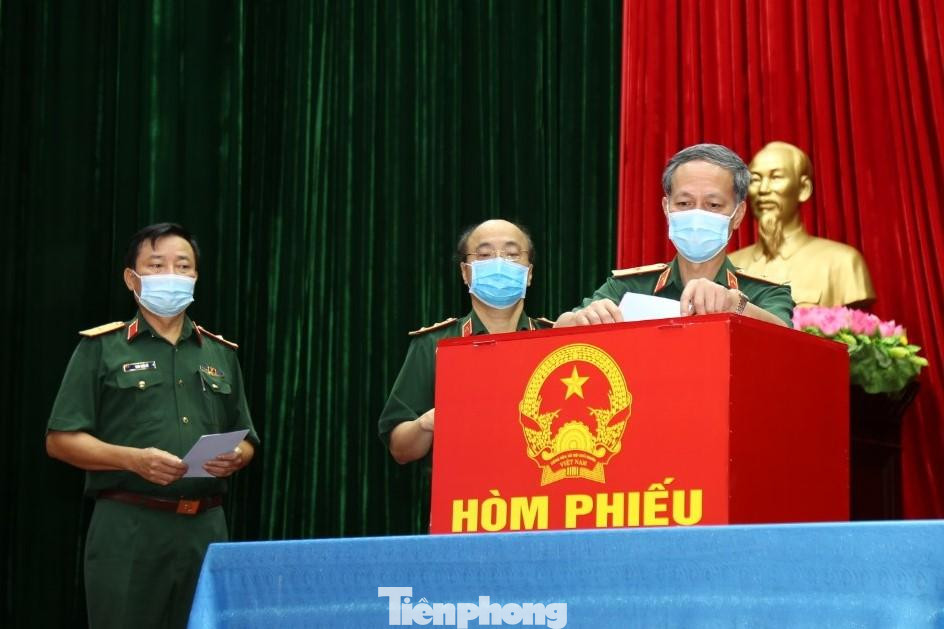 Lãnh đạo Học viện Kỹ thuật Quân sự bỏ phiếu bầu cử
