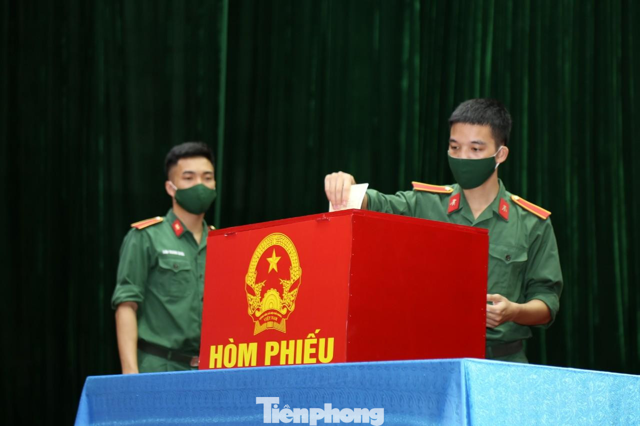 Đoàn viên trong Quân đội thực hiện quyền công dân bầu cử đại biểu Quốc hội khóa XV và HĐND các cấp nhiệm kỳ 2021-2026 Đoàn viên trong Quân đội thực hiện quyền công dân bầu cử đại biểu Quốc hội khóa XV và HĐND các cấp nhiệm kỳ 2021-2026