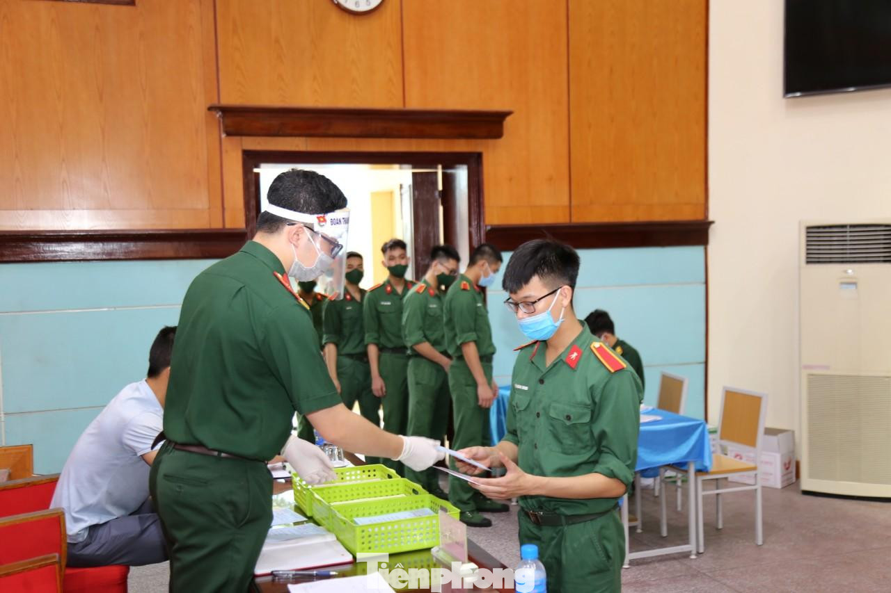 Trong đất liền, công tác bầu cử tại các đơn vị Quân đội cũng được tiến hành nghiêm túc, chặt chẽ, khẩn trương và đảm bảo an toàn. Trong ảnh: Học viên Học viện Kỹ thuật Quân sự nhận phiếu bầu cử, sáng 23/5