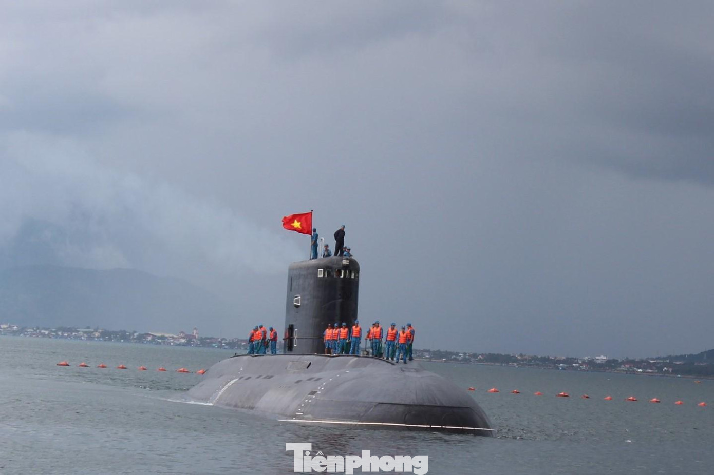 Tàu ngầm 182 và thủy thủ đoàn chuẩn bị cập cảng sau khi hoàn thành nhiệm vụ đi biển