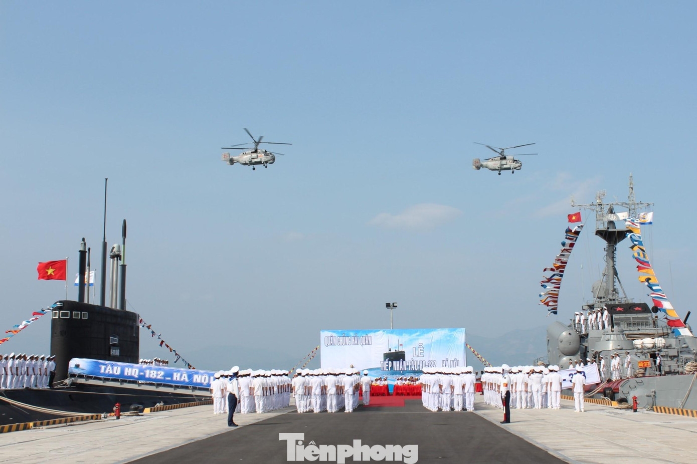 Quang cảnh Lễ tiếp nhận Tàu ngầm 182 - Hà Nội tại Quân cảng Cam Ranh