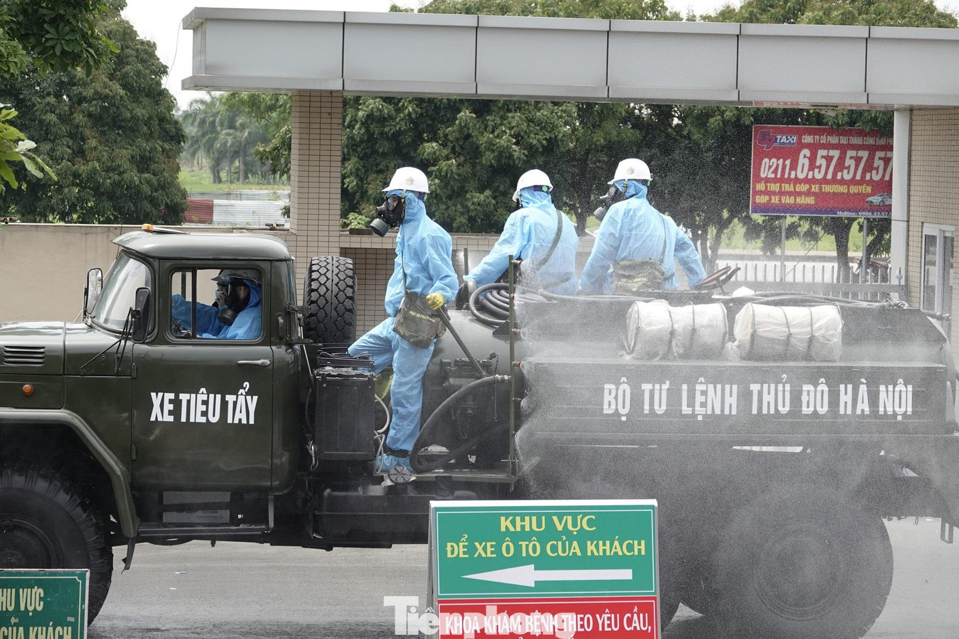 Lực lượng phòng hóa của BTL Thủ đô Hà Nội phun khử trùng, tiêu độc tại Bệnh viện Bệnh Nhiệt đới Trung ương cơ sở 2, ngày 6/5. Ảnh: Nguyễn Minh Lực lượng phòng hóa của BTL Thủ đô Hà Nội phun khử trùng, tiêu độc tại Bệnh viện Bệnh Nhiệt đới Trung ương cơ sở 2, ngày 6/5. Ảnh: Nguyễn Minh