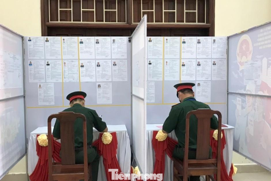 Cán bộ, chiến sĩ trên đảo Cồn Cỏ lựa chọn ứng cử viên tài đức trước khi bỏ phiếu