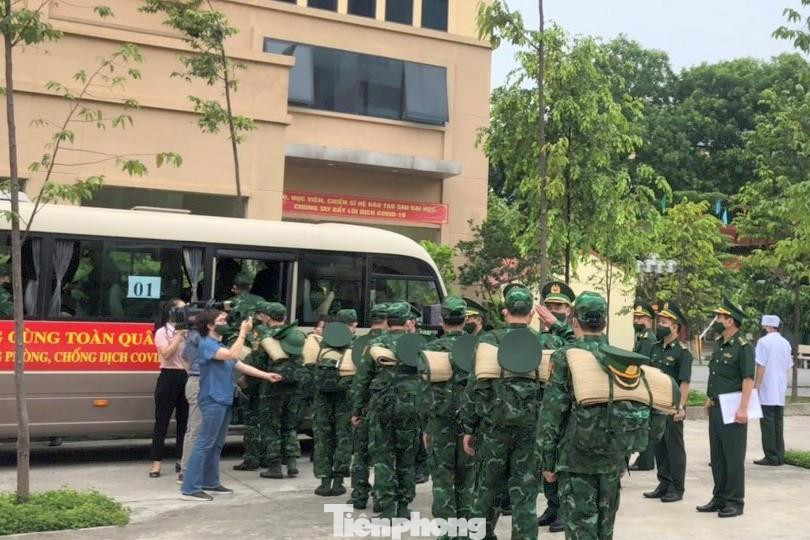 Buổi lễ xuất quân chính là biểu hiện của tinh thần sẵn sàng chi viện cho các điểm nóng, đi bất cứ nơi đâu, làm bất cứ việc gì khi Tổ quốc cần của người lính quân hàm xanh Buổi lễ xuất quân chính là biểu hiện của tinh thần sẵn sàng chi viện cho các điểm nóng, đi bất cứ nơi đâu, làm bất cứ việc gì khi Tổ quốc cần của người lính quân hàm xanh