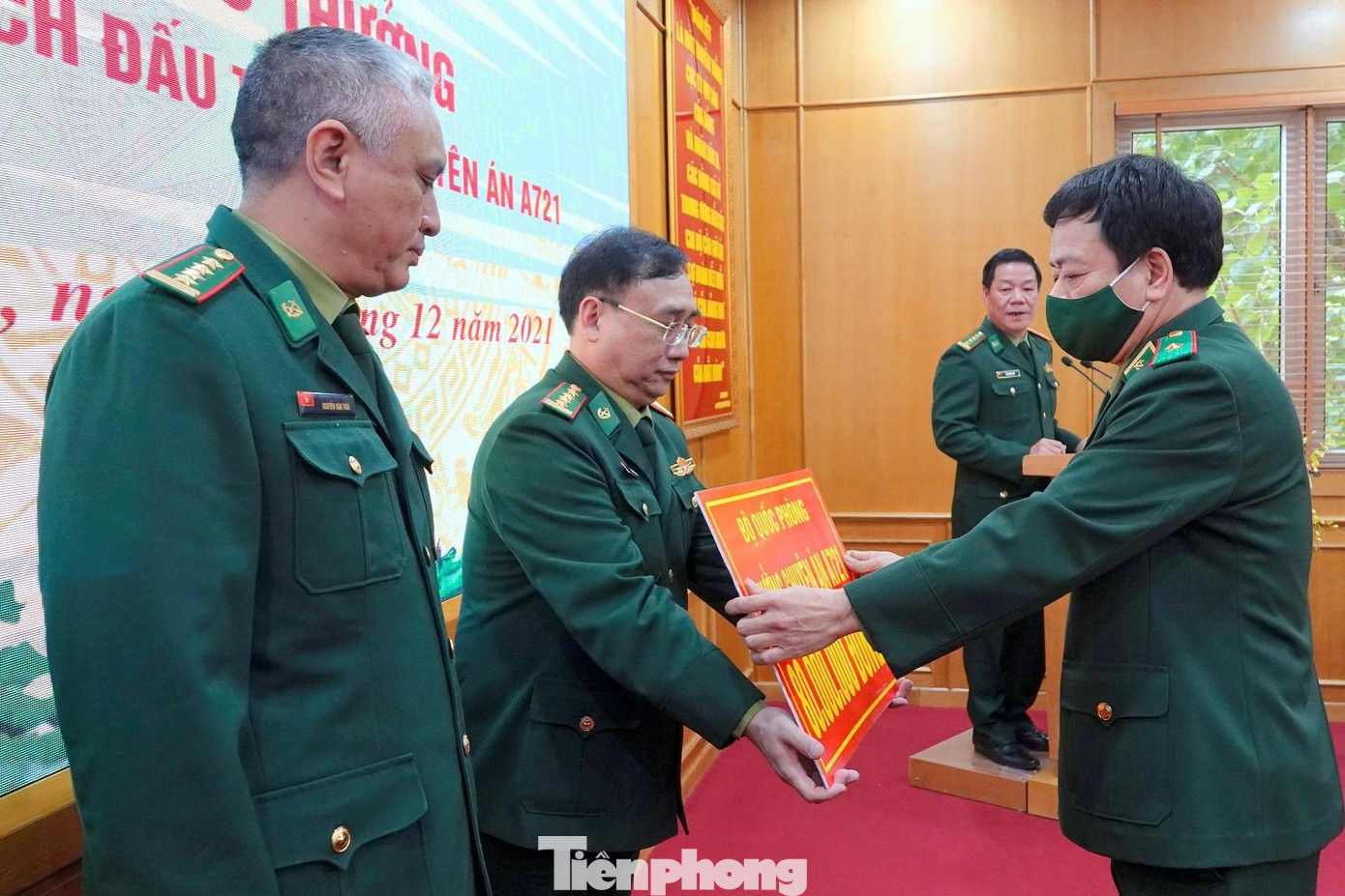 Thừa ủy quyền của Bộ Quốc phòng và Bộ tư lệnh BĐBP, Thiếu tướng Nguyễn Văn Thiện, Phó Tư lệnh BĐBP trao thưởng cho Cục PCMT&TP và BĐBP tỉnh Lào Cai vì đã lập công xuất sắc trong chuyên án A721, sáng 8/12. Ảnh: Nguyễn Minh Thừa ủy quyền của Bộ Quốc phòng và Bộ tư lệnh BĐBP, Thiếu tướng Nguyễn Văn Thiện, Phó Tư lệnh BĐBP trao thưởng cho Cục PCMT&TP và BĐBP tỉnh Lào Cai vì đã lập công xuất sắc trong chuyên án A721, sáng 8/12. Ảnh: Nguyễn Minh