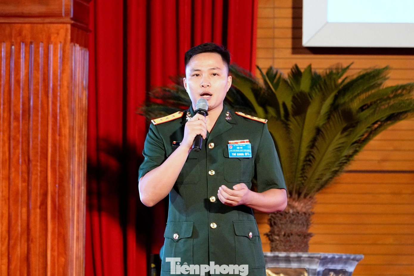 Thượng úy Đỗ Cao Cường, Bí thư Chi đoàn Đại đội 3 (Liên chi đoàn Tiểu đoàn 1, Đoàn cơ sở Lữ đoàn 144) thể hiện phần thi thuyết trình. Ảnh: Nguyễn Minh