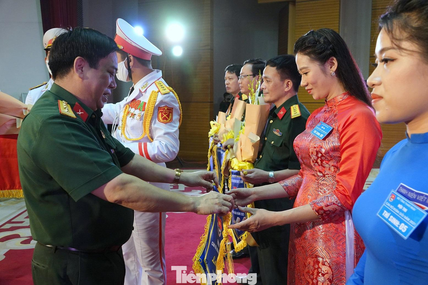 Lãnh đạo Cục Chính trị Bộ Tổng tham mưu trao cờ lưu niệm cho các thí sinh và đại diện tổ chức Đoàn tham gia hội thi. - Ảnh: Nguyễn Minh