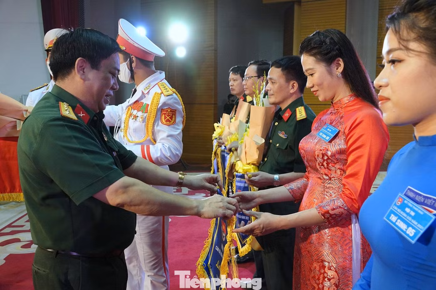 Lãnh đạo Cục Chính trị Bộ Tổng tham mưu trao cờ lưu niệm cho các thí sinh và đại diện tổ chức Đoàn tham gia hội thi. - Ảnh: Nguyễn Minh