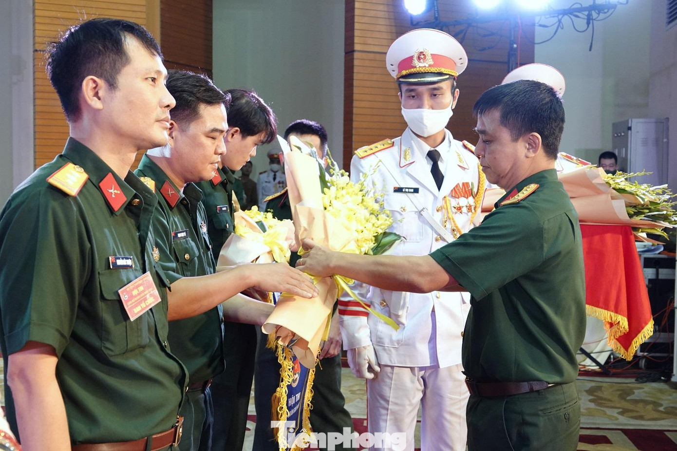 Lãnh đạo Lữ đoàn 144 trao cờ lưu niệm cho các thí sinh và đại diện tổ chức Đoàn tham gia hội thi. Ảnh: Nguyễn Minh