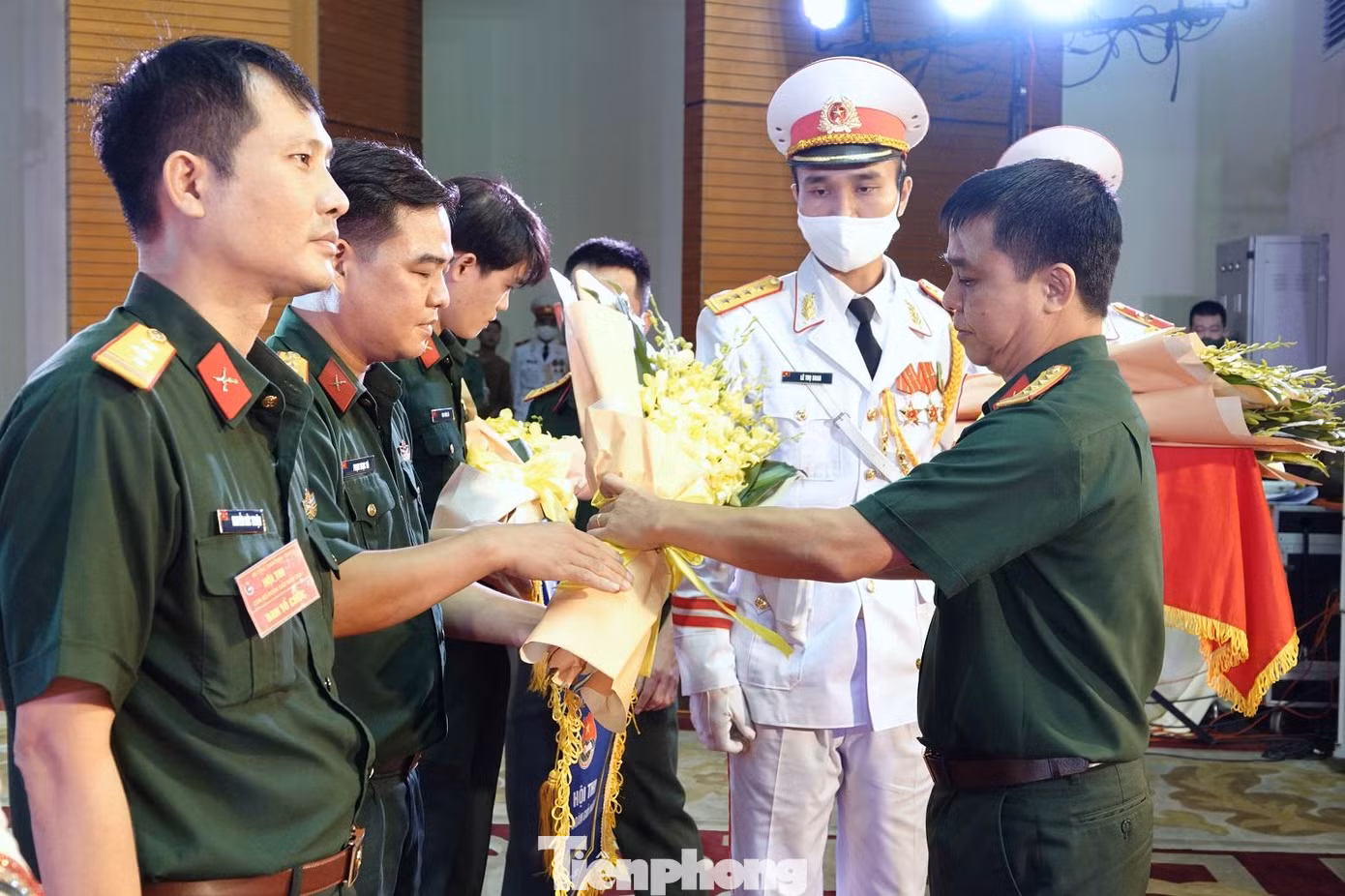 Lãnh đạo Lữ đoàn 144 trao cờ lưu niệm cho các thí sinh và đại diện tổ chức Đoàn tham gia hội thi. Ảnh: Nguyễn Minh