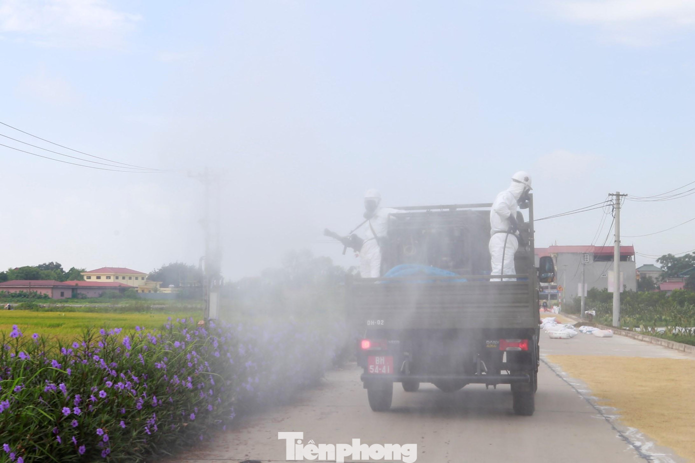 Phun khử khuẩn trên đường làng Phun khử khuẩn trên đường làng