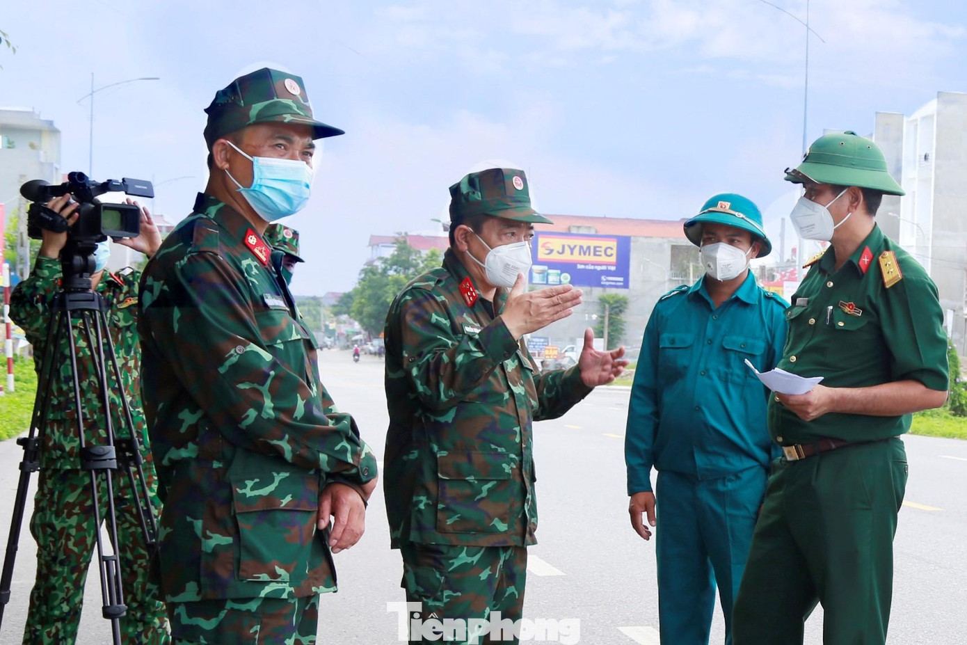 Lãnh đạo Binh chủng Hóa học trao đổi phương án tiêu độc, khử trùng với lực lượng quân sự địa phương ở huyện Thuận Thành Lãnh đạo Binh chủng Hóa học trao đổi phương án tiêu độc, khử trùng với lực lượng quân sự địa phương ở huyện Thuận Thành